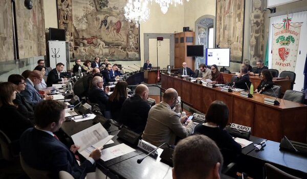 Sala Quattro Stagioni di Palazzo Medici Riccardi durante un consiglio