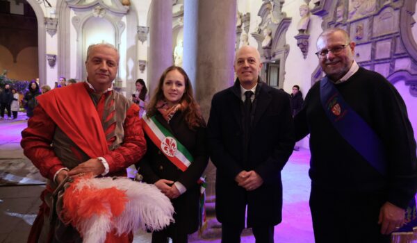 da sx Filippo Giovannelli, Letizia Perini, Vicario Prefetto Eugenio Pitaro e Massimo Fratini nel cortile di Michelozzo, palazzo Medici Riccardi