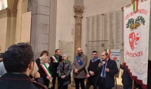 personalità istituzionali davanti alla targa commemorativa nella galleria delle carrozze di palazzo medici riccardi