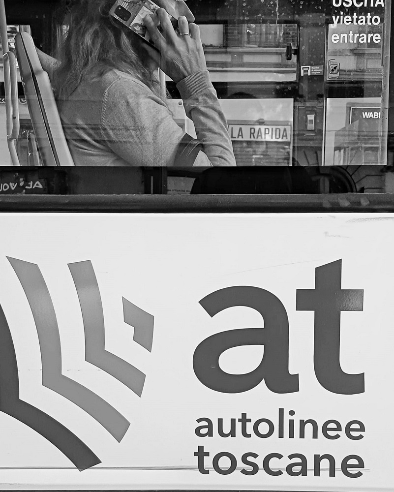 dettaglio di autobus con scritta Autolinee Toscane