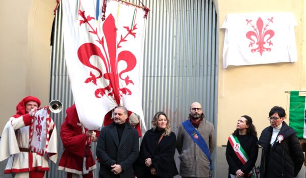 rappresentanti delle istituzioni con gonfalone comune firenze davanti alla targa coperta da drappo