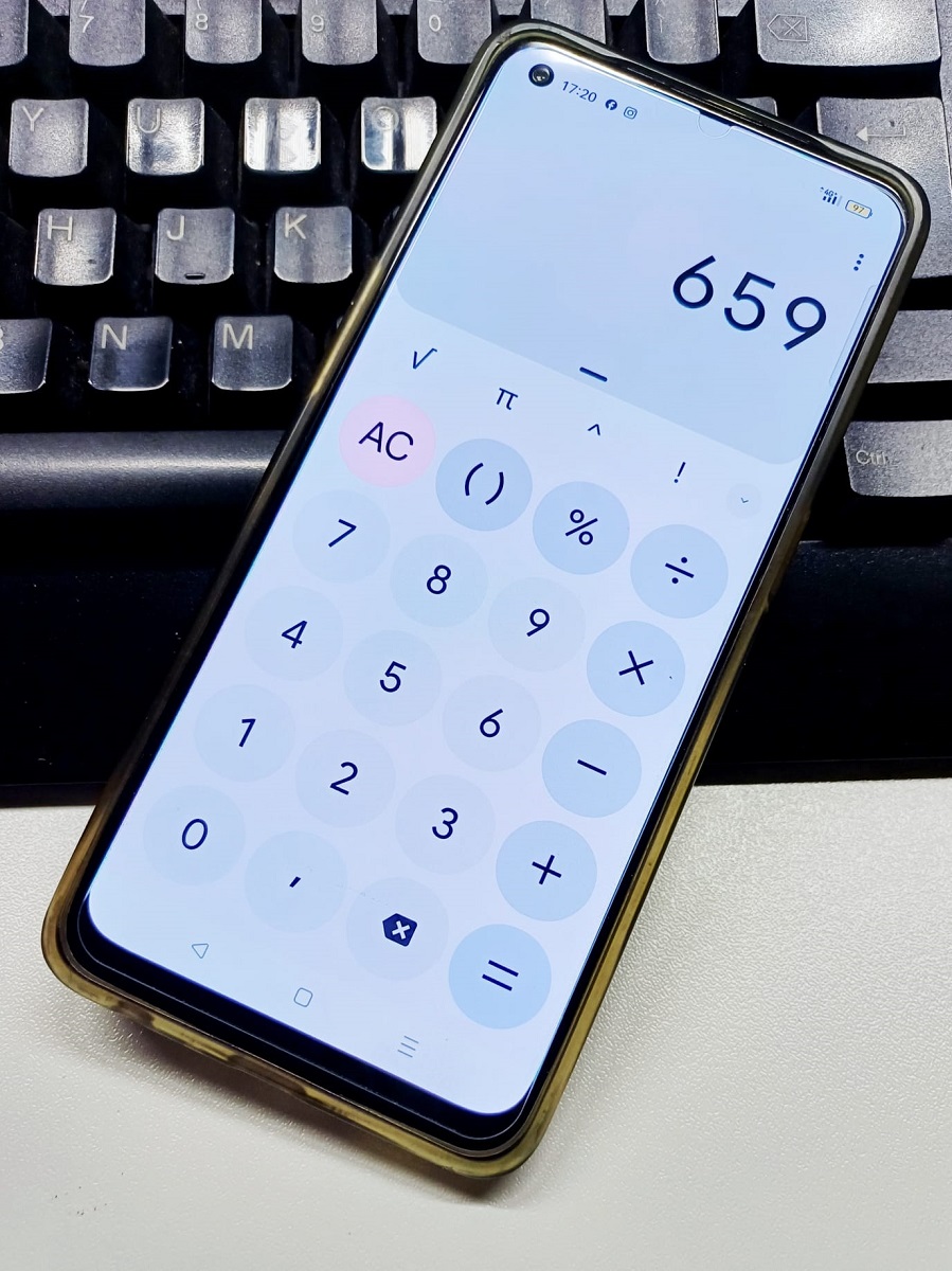 calcolatrice di smartphone appoggiato sopra tastiera