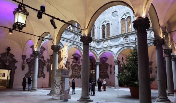 visione parziale del cortile di Michelozzo da sotto il loggiato