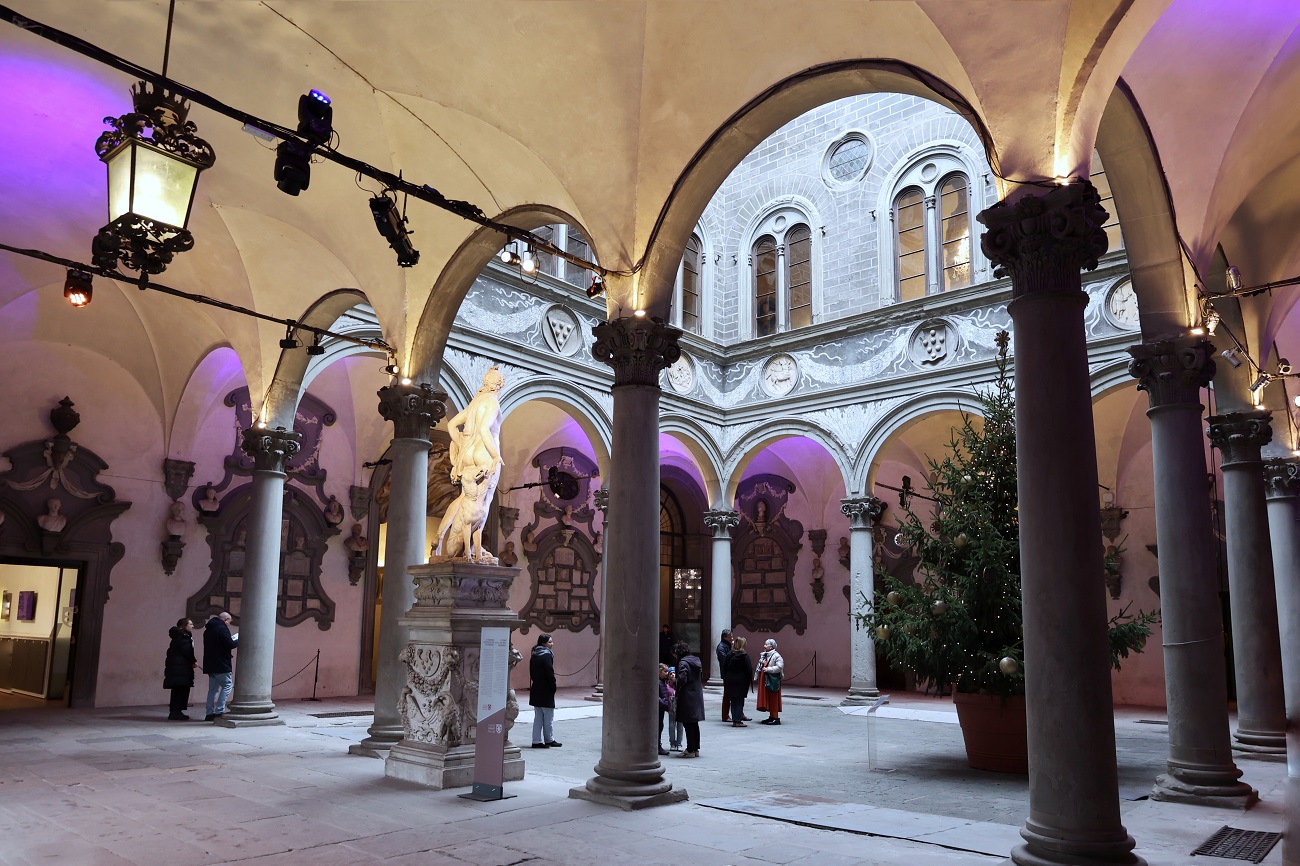 visione parziale del cortile di Michelozzo da sotto il loggiato