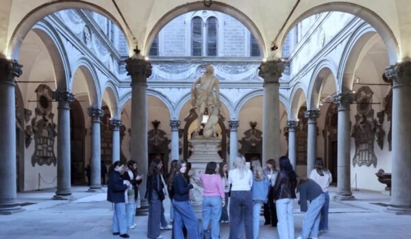 cortile di Michelozzo con studenti