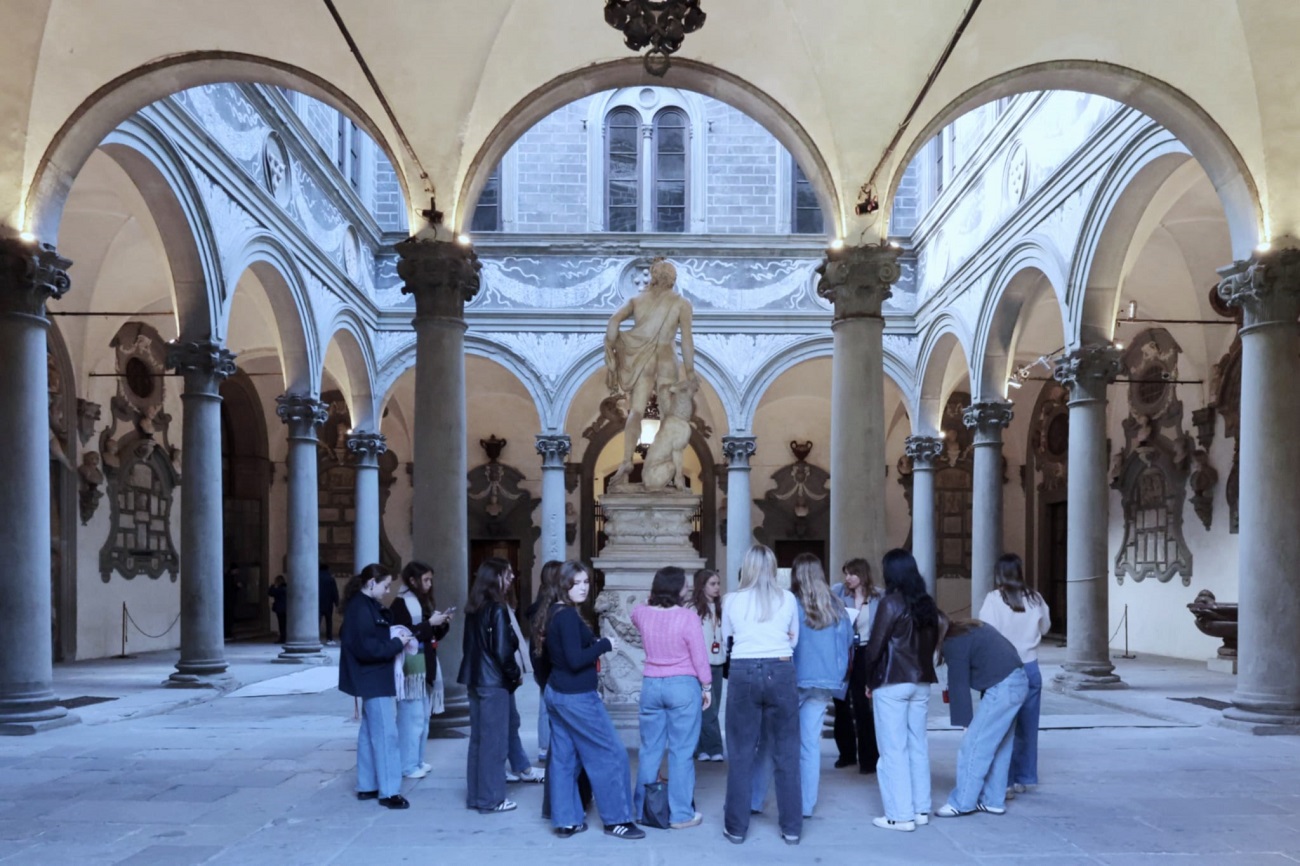 cortile di Michelozzo con studenti