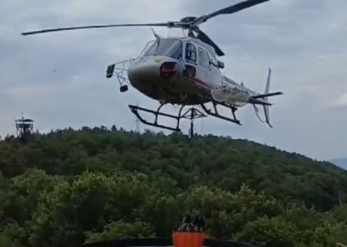 elicottero su vasca di raccolta acque