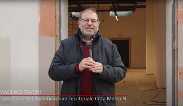 Frame dal video di Florence Tv che mostra il consigliere Fratini con microfono in mano