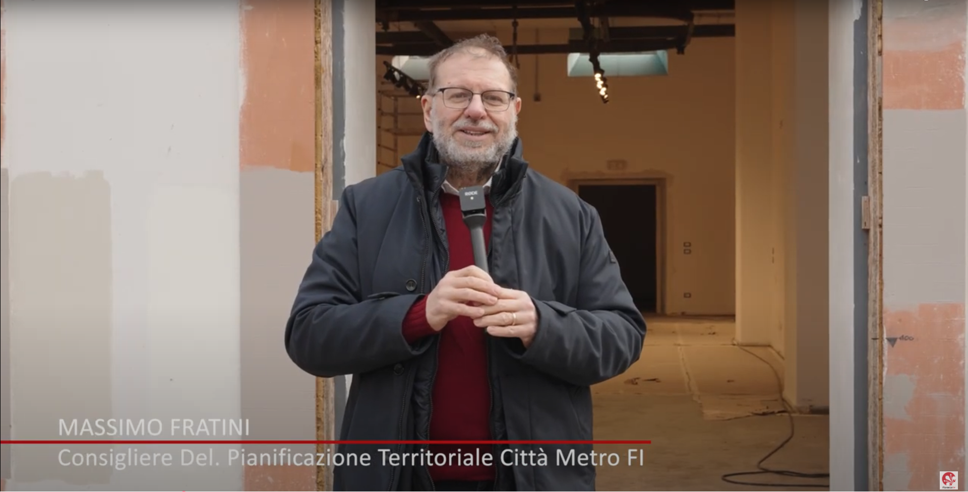 Frame dal video di Florence Tv che mostra il consigliere Fratini con microfono in mano