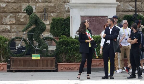 particolare di piazza della signoria di Firenze, con sindaco Sara Funaro