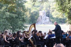 L'Orchestra da Camera Fiorentina suona davanti alla statua dell'Appennino nel parco di Pratolino