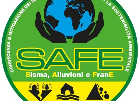 logo cerchio verde, nella parte superiore due mani che sorreggono il mondo, al centro la scritta SAFE, più sotto la scritta Sisma, Alluvioni e FranE con ancora sotto le relative stilizzazioni