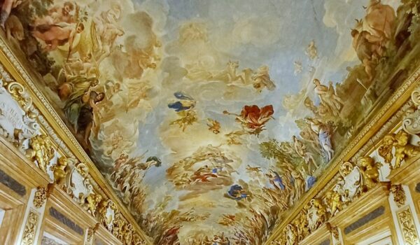 Sala Luca Giordano o salone degli specchi: pavimento a scacchi bianchi e neri, pareti con fregi dorati e specchi, soffitto a volta con gli affreschi barocchi di Giordano