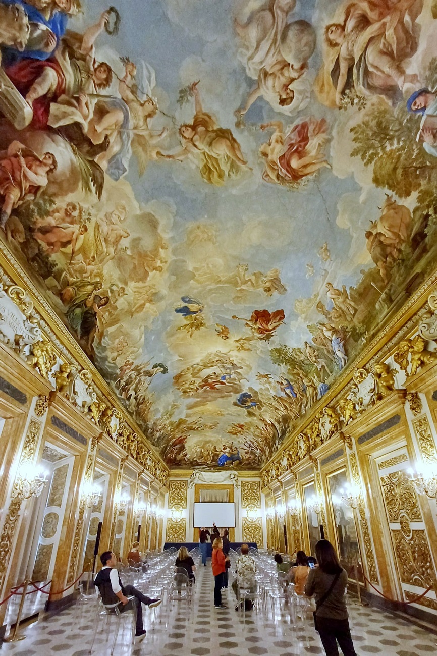 Sala Luca Giordano o salone degli specchi: pavimento a scacchi bianchi e neri, pareti con fregi dorati e specchi, soffitto a volta con gli affreschi barocchi di Giordano