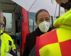 primo piano di Sara Funaro con mascherina durante sopralluogo deposito Eni di Calenzano