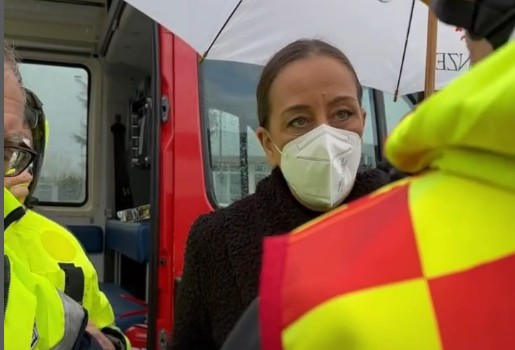 primo piano di Sara Funaro con mascherina durante sopralluogo deposito Eni di Calenzano