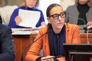 Mezzobusto Sindaca Sara Funaro seduta nella sala 4 stagioni durante il consiglio