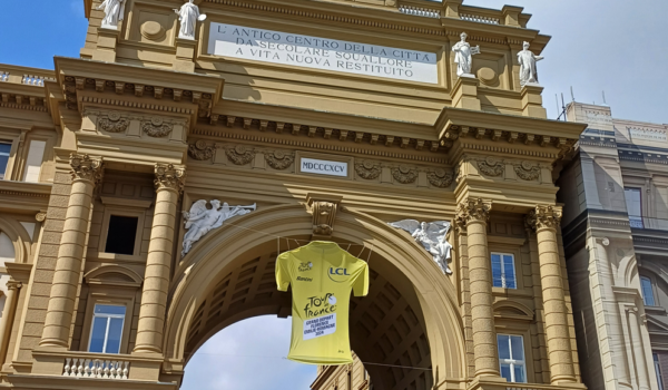 maglia gialla sotto l'arco di piazza della repubblica a Firenze