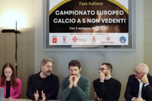 visione frontale del tavolo dei relatori, da sinistra Letizia Perini, Matteo Fazzini, Jacopo Lilli, Lorenzo Ballerini, Nicola Armentano, sullo sfondo la locandina con la scritta "Campionato europeo calcio a 5 non vedenti"